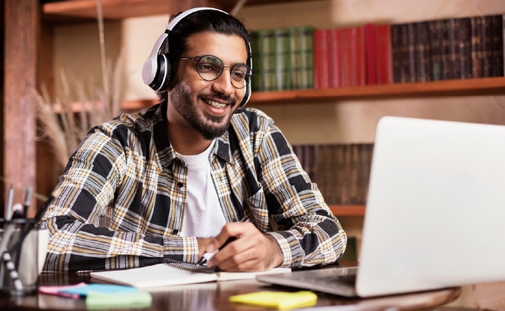 Student learning Arabic online